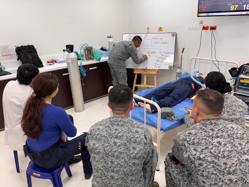 Tripulaciones asistenciales fueron entrenadas en actualización de capacidades para traslados aeromédicos