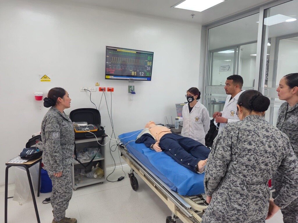 Tripulaciones asistenciales fueron entrenadas en actualización de capacidades para traslados aeromédicos